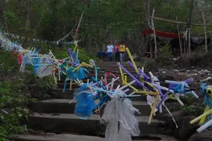 Rác xả xui và nỗi buồn nơi cửa Phật