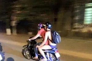 Quái dị 'nhong nhong' giữa phố để câu like 