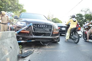 Audi bạc tỉ 'ôm' trọn dải phân cách ở quận Gò Vấp