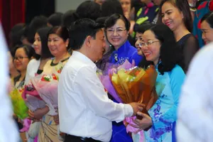 Bí thư Đinh La Thăng tặng hoa cho các nữ doanh nhân ngày 8-3