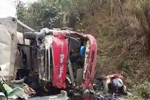 Ô tô khách va xe chở nhựa đường, lửa cháy ngùn ngụt 