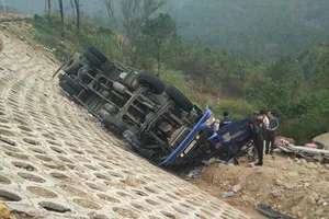 Xe tải lật đèo, tài xế kẹt trong cabin gần ba giờ
