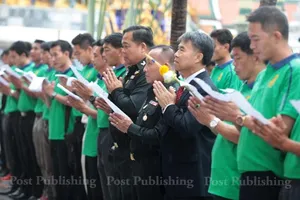 Trọng tài Thanom Barikut 'phản' lời thề trong sạch ở chùa Emerald?