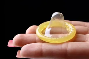 Làm gì khi chàng nói không với “áo mưa”