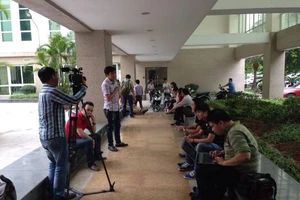 Cá chết bất thường, 150 nhà báo và cánh cửa đóng kín