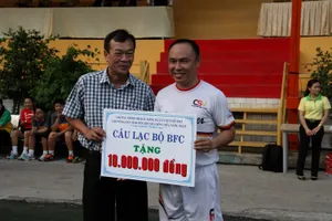 Đá bóng gây quỹ giúp dân nghèo