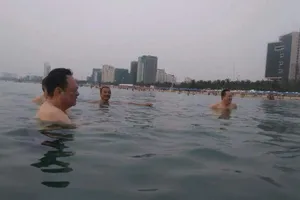 Lãnh đạo Sở Tài nguyên và Môi trường TP Đà Nẵng tắm biển