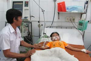 Cháu bé bị ngáng dây vào cổ có nguy cơ bại não