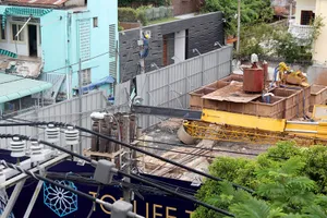 Xe cẩu chục tấn đè sập trường mầm non giữa trung tâm thành phố