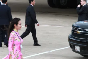 Cô gái vinh dự tặng hoa cho tổng thống Obama ở Tân Sơn Nhất