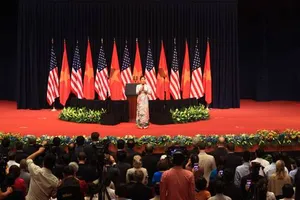 Ca sĩ Mỹ Linh hát Quốc ca trước Tổng thống Mỹ