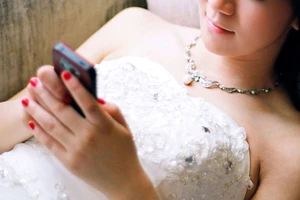 Cô dâu bị chồng bỏ 1 ngày sau khi cưới vì mải nhắn tin
