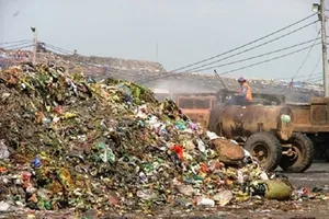 Khám sức khỏe đợt 2 cho dân sống quanh bãi rác Đông Thạnh