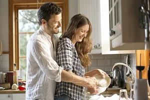 Chia sẻ việc nhà có lợi cho chuyện chăn gối