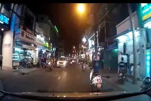 Đôi vợ chồng bị cướp giật nửa tỉ đồng trên đường