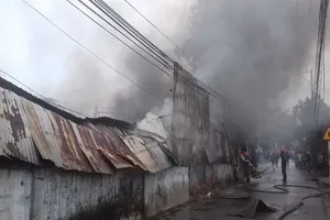 Lửa lớn thiêu rụi xưởng mỹ nghệ tại Bình Dương