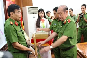 Khen thưởng đặc biệt tập thể phá chuyên án trộm tiệm vàng miền Tây