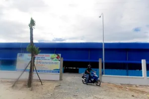 Giám đốc người Hàn Quốc bị khối kính đè tử vong