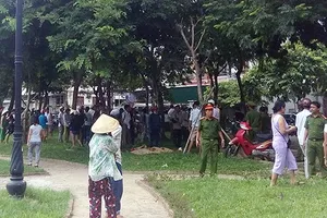 Quyết tự tử, người đàn ông ném đá ai định cứu mình