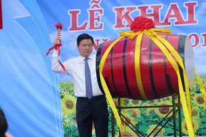 Bí thư Đinh La Thăng gióng trống khai giảng năm học mới
