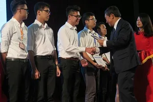 62 tân sinh viên nhận học bổng hơn 7 tỉ đồng