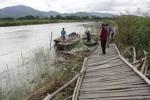 ​Cầu liên xã bị cuốn trôi, dân gặp khó