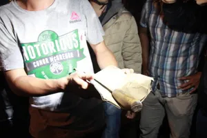 Kẻ ngáo đá khống chế bé trai trong tiệm Internet