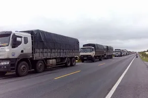 QL1 ách tắc, xe ùn ứ hàng chục cây số