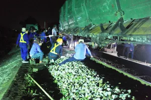 Tàu hỏa lật, đường sắt Bắc-Nam bị chia cắt