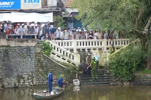 Mẹ ngất lịm khi phát hiện xác con trên sông