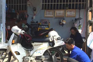 3 anh em cứu hộ xe máy khai trương tiệm sửa xe