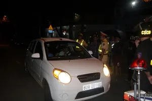 Cố thủ trên xe, tài xế ‘đọ’ luật với CSGT