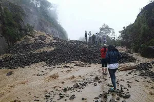 Sạt lở nghiêm trọng đèo Khánh Vĩnh