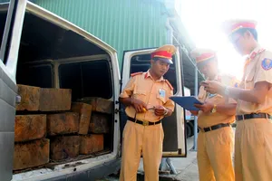 Tài xế chở gỗ lậu tông cửa bỏ chạy