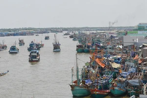 Tàu đánh cá bốc cháy trong đêm