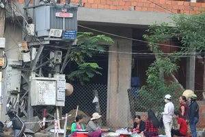 Vô tư kinh doanh dưới biến áp ‘tử thần’