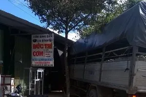 Xe tải trôi tự do, đâm sầm vào quán cơm