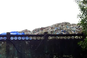 Nhà máy xử lý rác trở thành... bãi rác