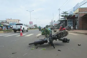 Xe máy chở rau gây tai nạn chết người