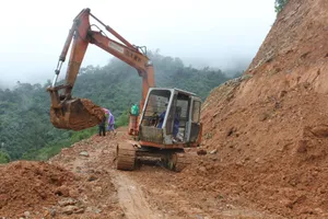 Sạt lở núi ở Quảng Ngãi, tê liệt giao thông vùng cao 