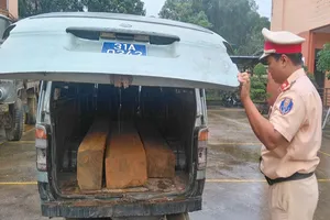 Bị dừng kiểm tra, nhiều người trên xe biển xanh bỏ chạy