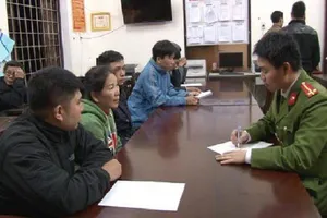 Hàng chục người ‘xem’ đánh bạc trong quán cà phê