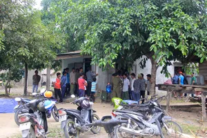 Đuổi cả nhà ra ngoài để thắt cổ tự tử