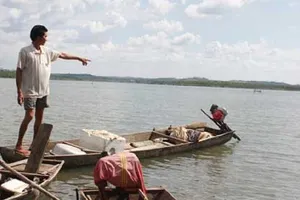 Lật đò ngang chở 18 người, 3 người tử nạn