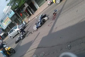Xe máy tông nhau, một bé trai nguy kịch