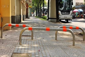 Nghĩ về cái barie ngang phè trên hè phố