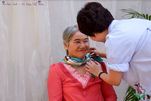 Cấm cụ bà mặc váy, đeo túi xách hồng?