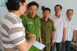 Một mình đối mặt 4 tên trộm trong mưa lớn