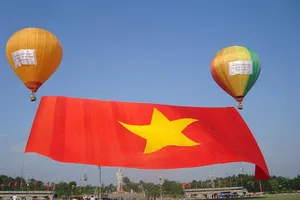 Hiểu đúng về 'treo cờ không chuẩn bị phạt 5 triệu đồng'