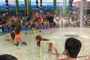 Phẫn nộ nhảy khiêu dâm trước mắt trẻ con ở Đầm Sen